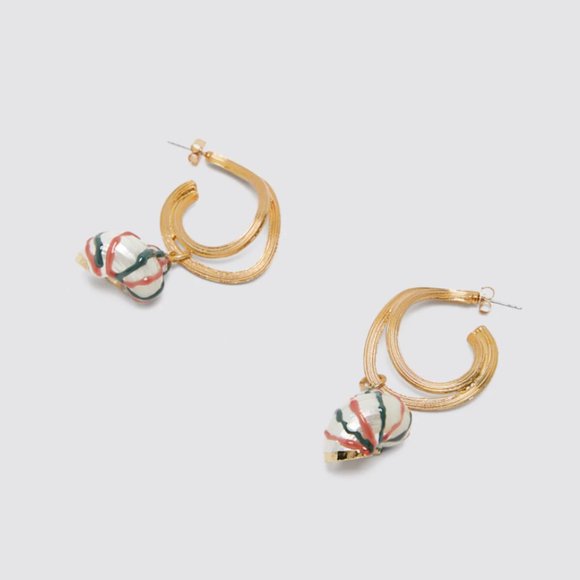 Gold seashell hoop earrings - Picture 4 of 5